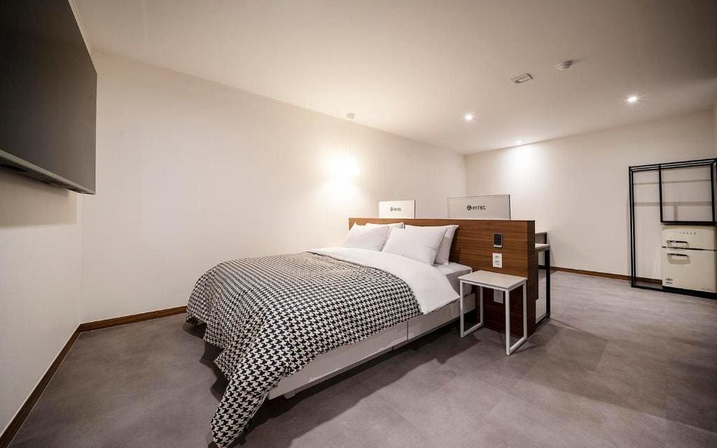 Luxury Couple PC room - Image 1