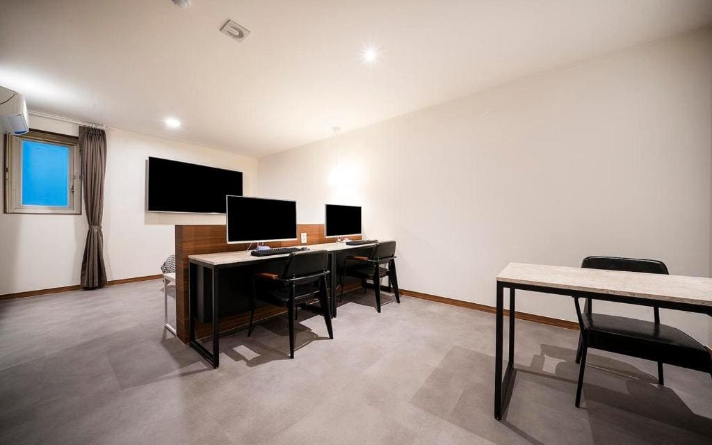 Luxury Couple PC room - Image 3