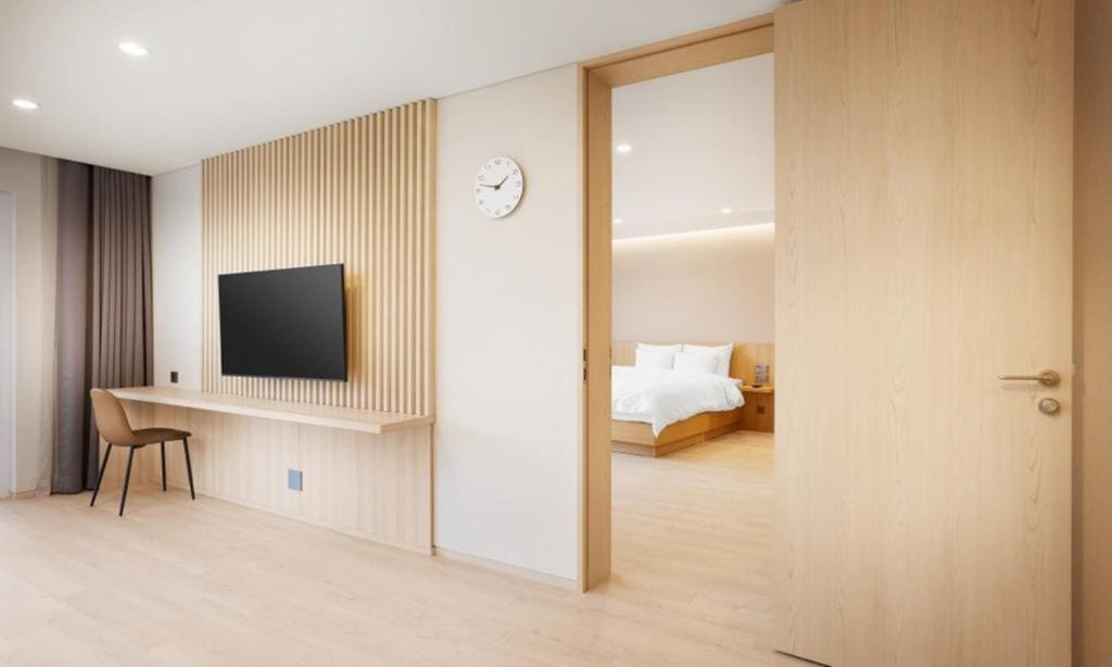 Family Room with 2pax breakfast room - Image 1