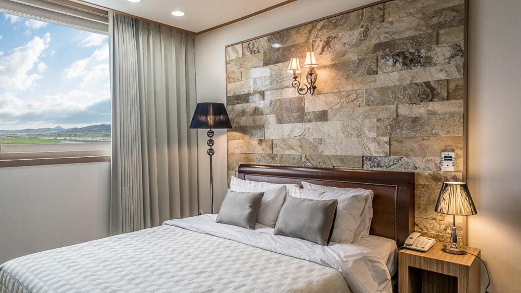 Superior Family Room room - Image 3