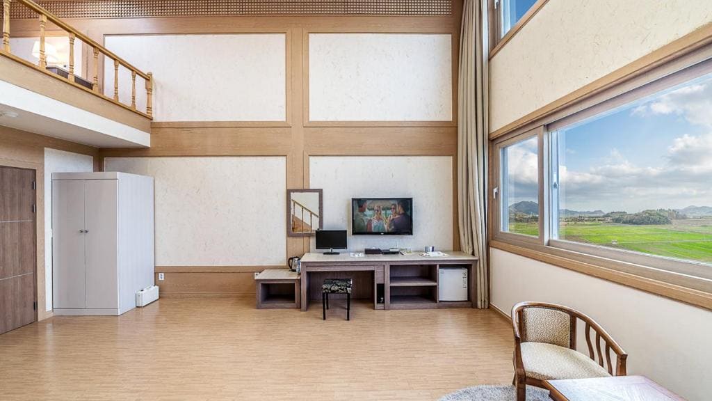 Deluxe Family Room room - Image 1