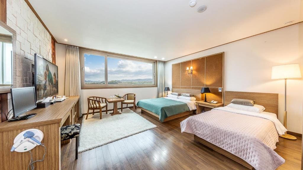 Superior Family Room room - Image 2