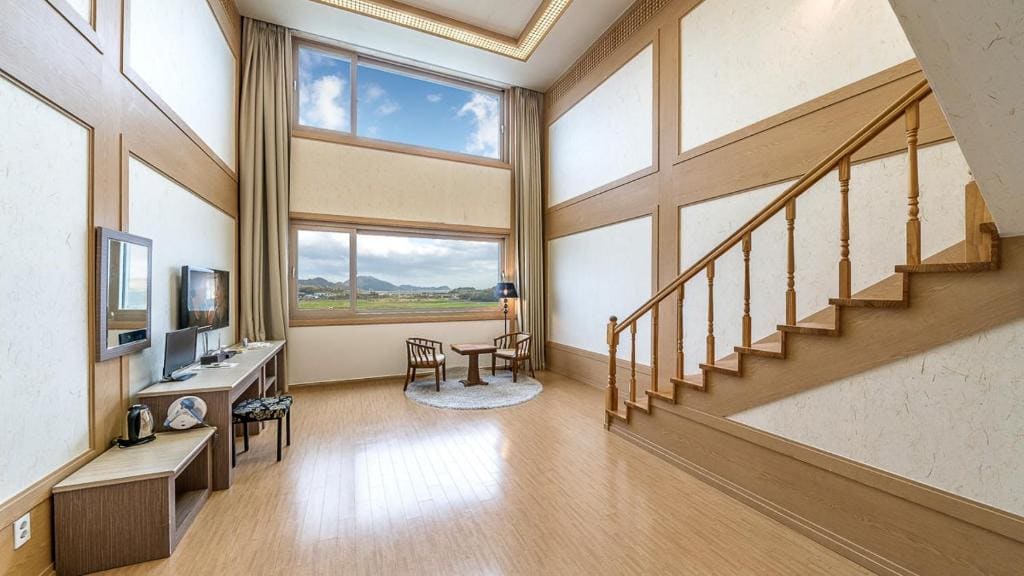 Deluxe Family Room room - Image 2
