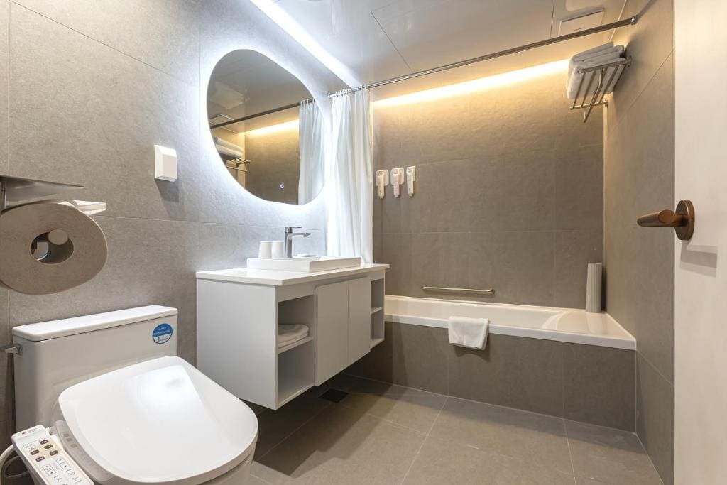 Deluxe Family Room room - Image 2