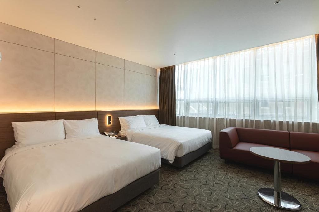 Deluxe Family Room room - Image 1