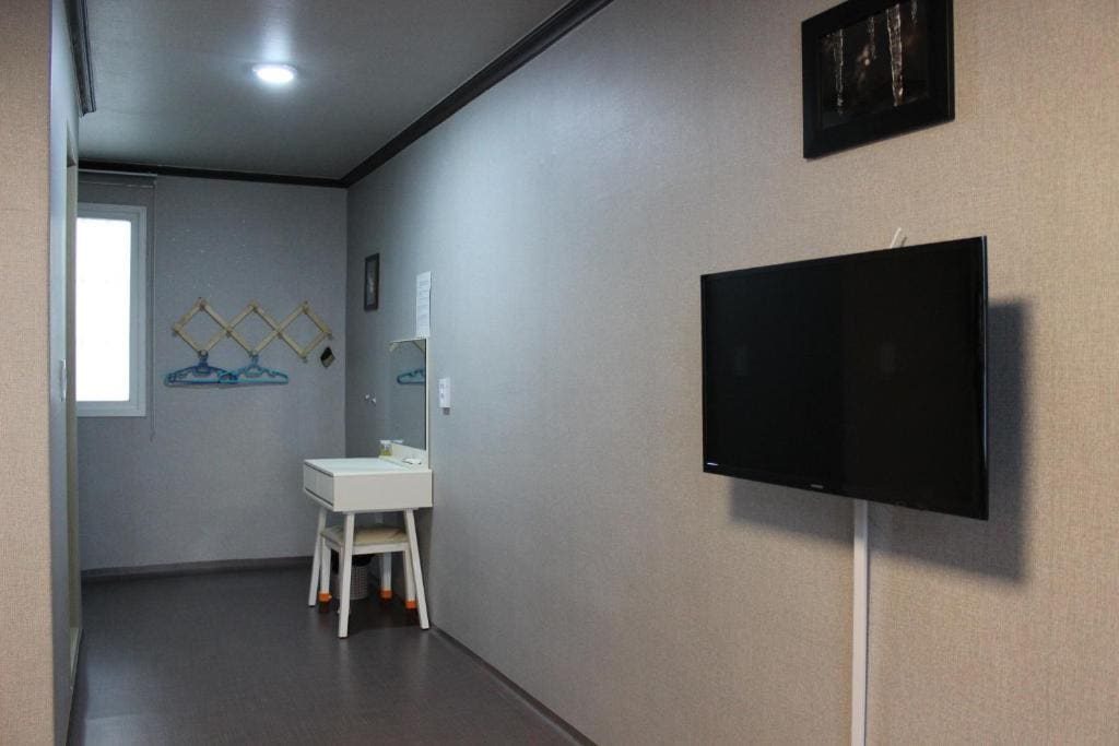 Family Room room - Image 2