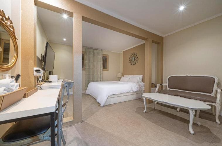 Deluxe Room room - Image 2