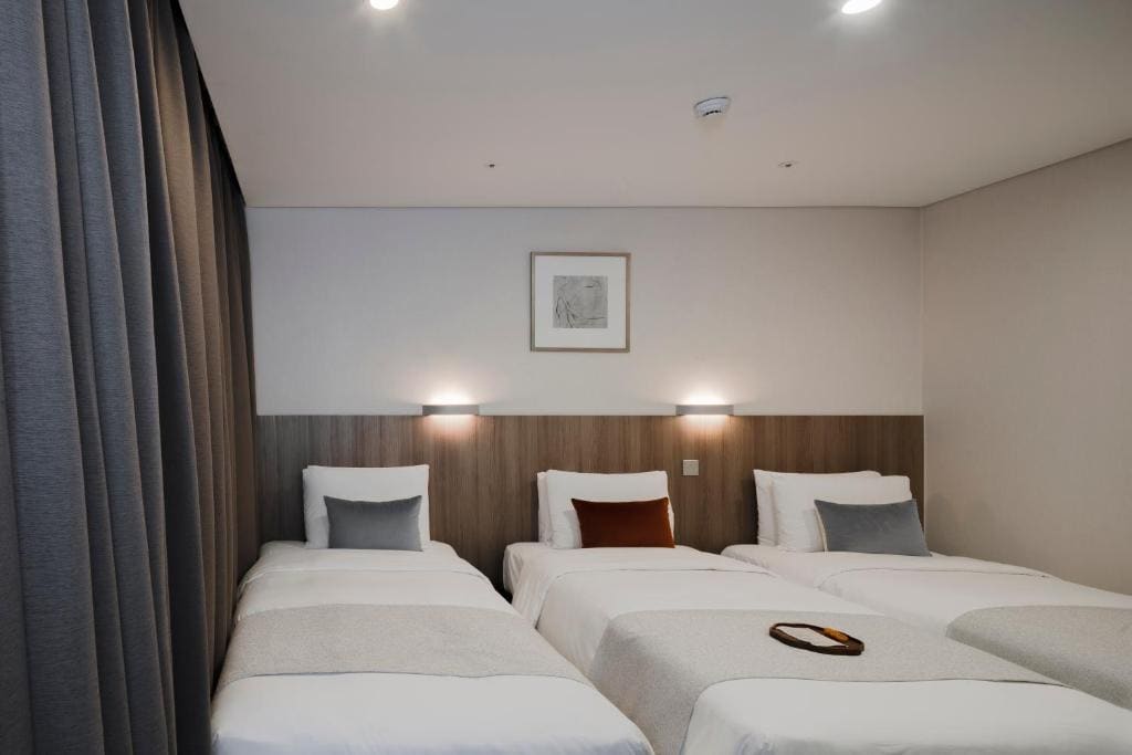 Standard Triple Room room - Image 1