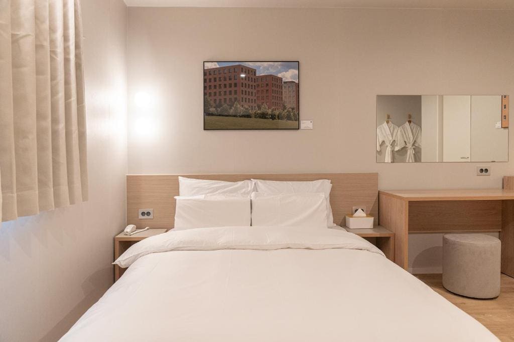 Deluxe Queen Room room - Image 2