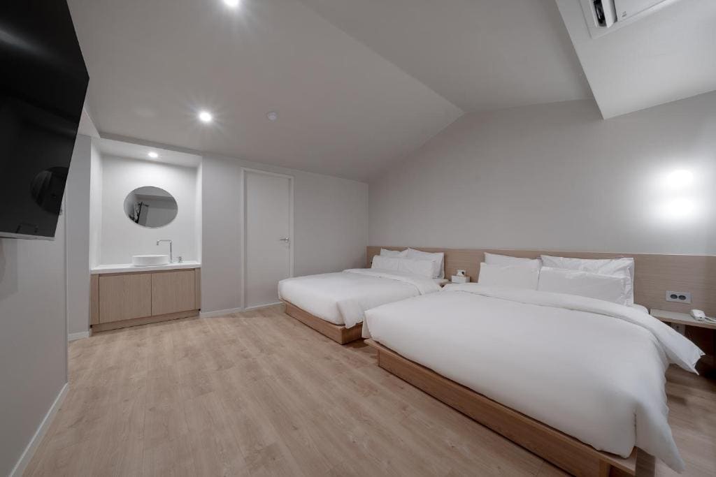 Deluxe Queen Room room - Image 3