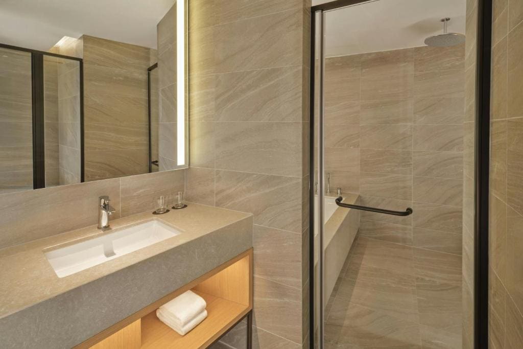 Deluxe Suite with One King Bed room - Image 2