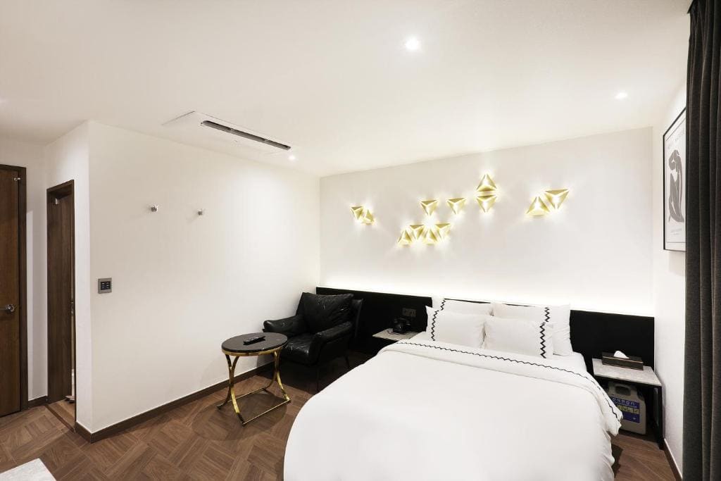 Double Room with Private Bathroom room - Image 2