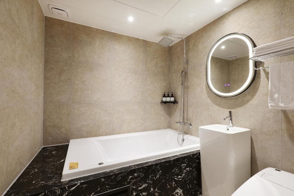 Double Room with Spa Bath room - Image 1