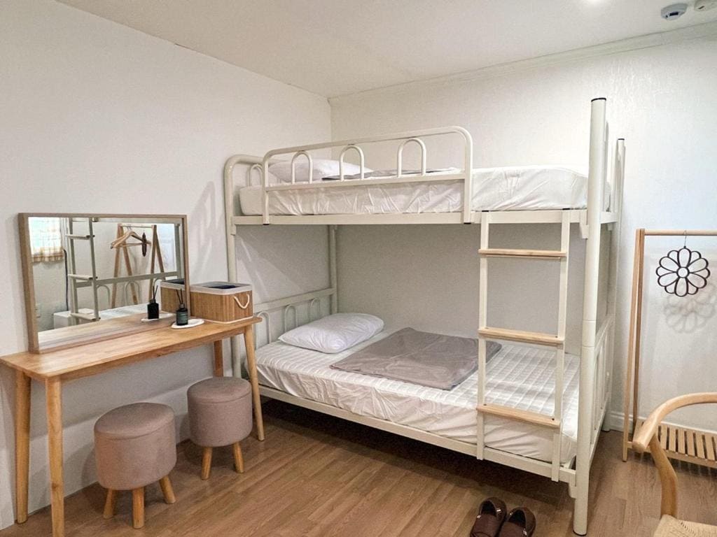 Double Room with Shared Bathroom room - Image 2