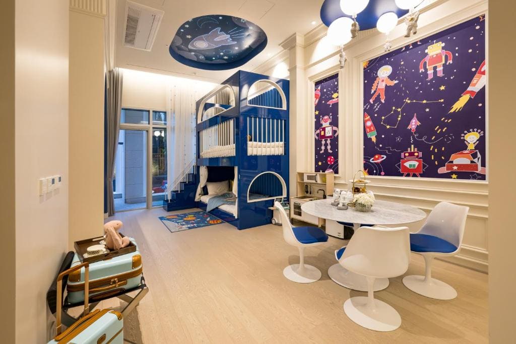 Kids Suite + Breakfast for 2 Adults room - Image 3