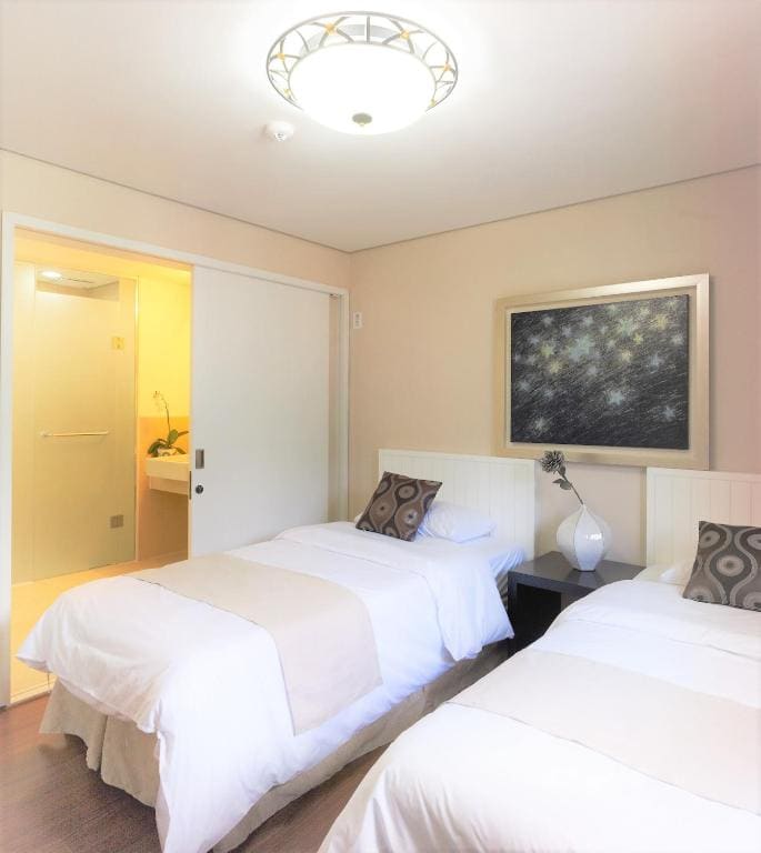 Family Room room - Image 3