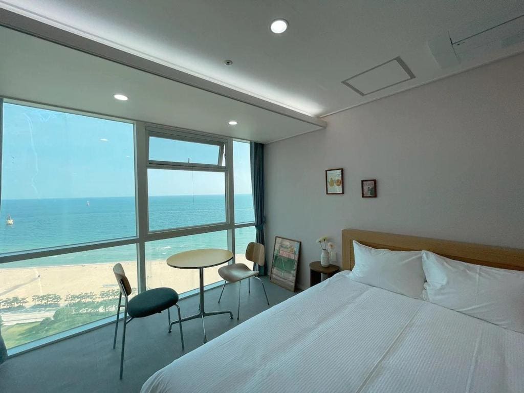 Double Room with Sea View room - Image 3