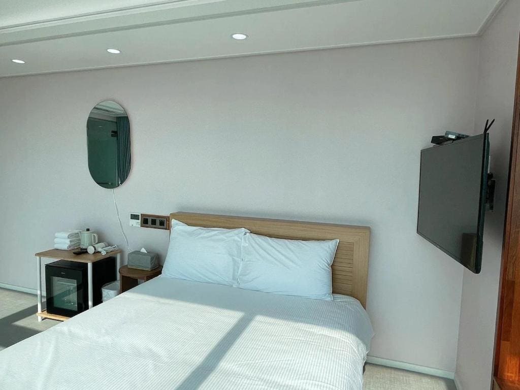 Deluxe Double Room with Sea View room - Image 3