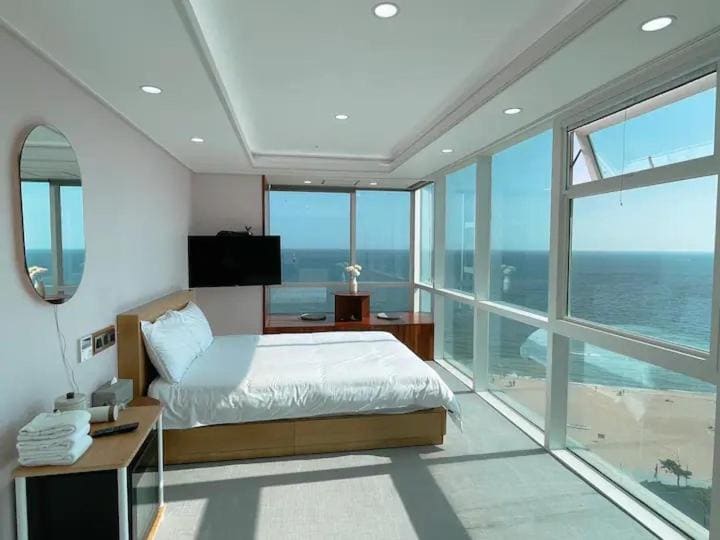 Deluxe Double Room with Sea View room - Image 2