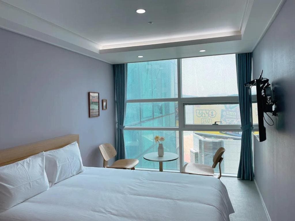 Standard Family Room room - Image 1