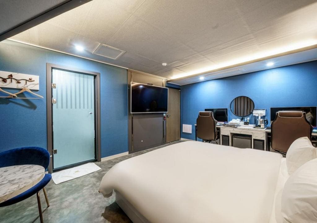 Gold with 2 PC room - Image 2