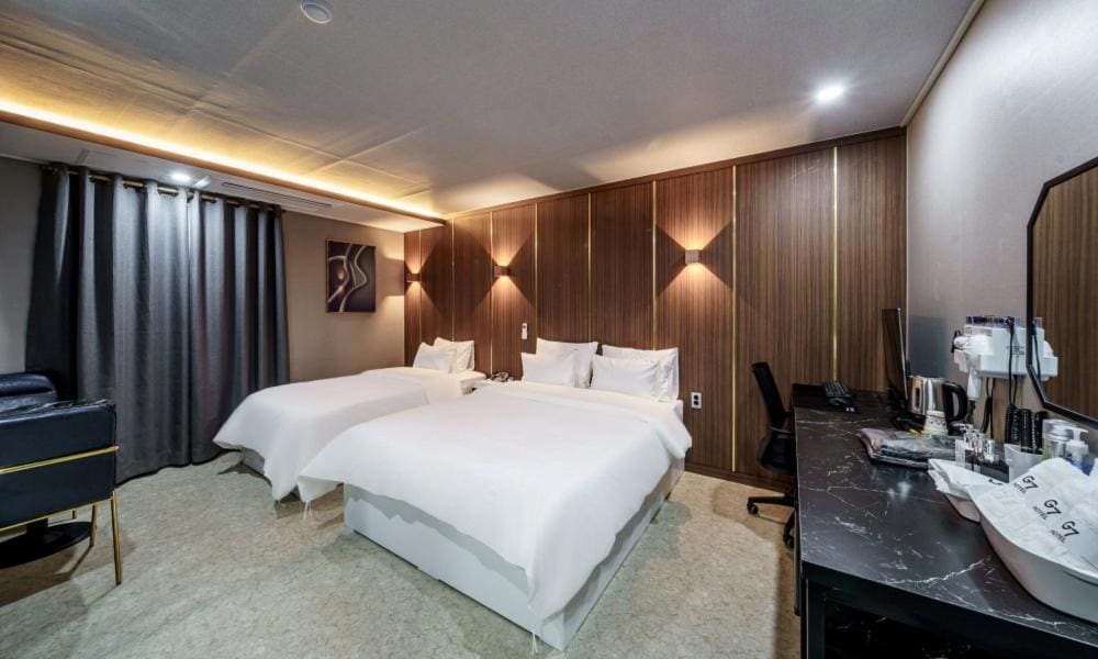 Gold room - Image 1