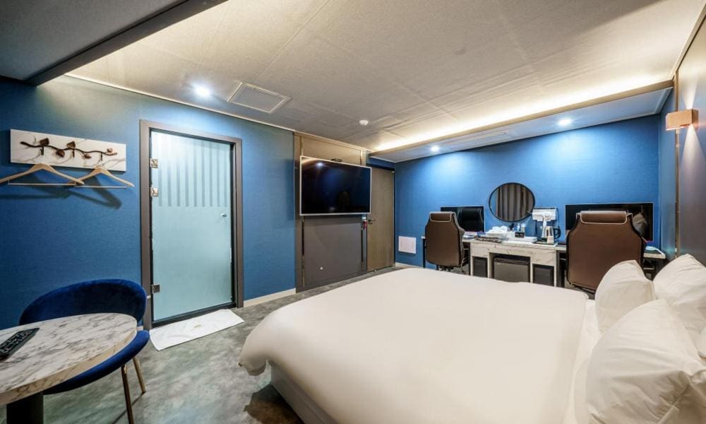 Gold with 2 PC room - Image 3