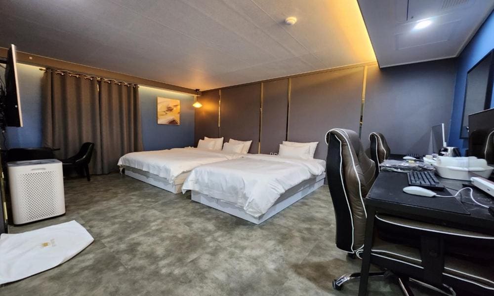 Twin with 2 PC room - Image 2