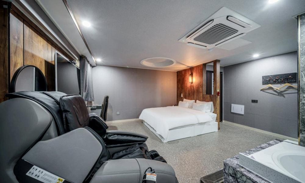 VIP Relax with Massage Chair room - Image 3