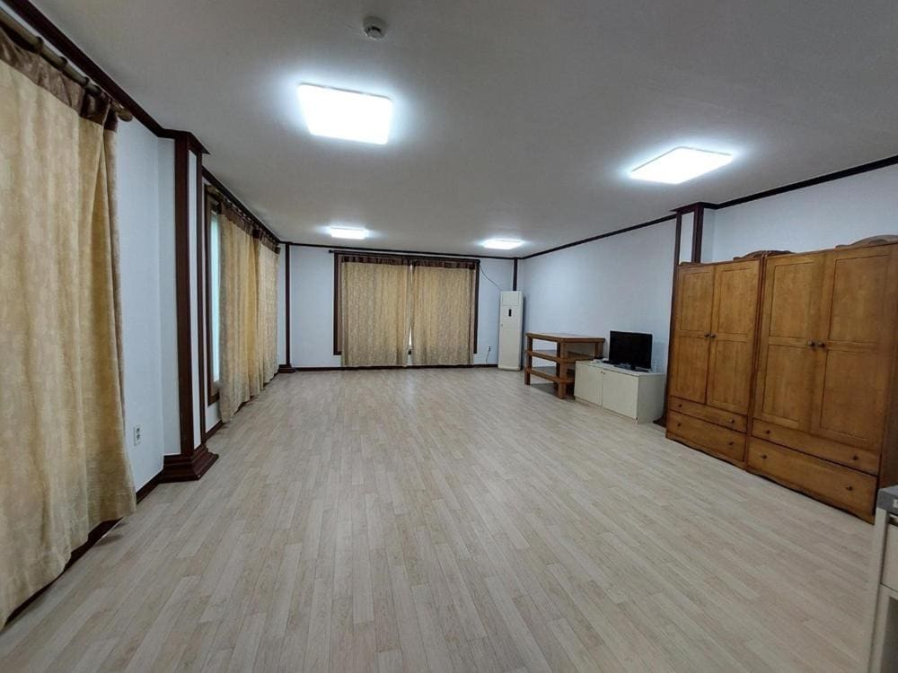Family Room room - Image 1