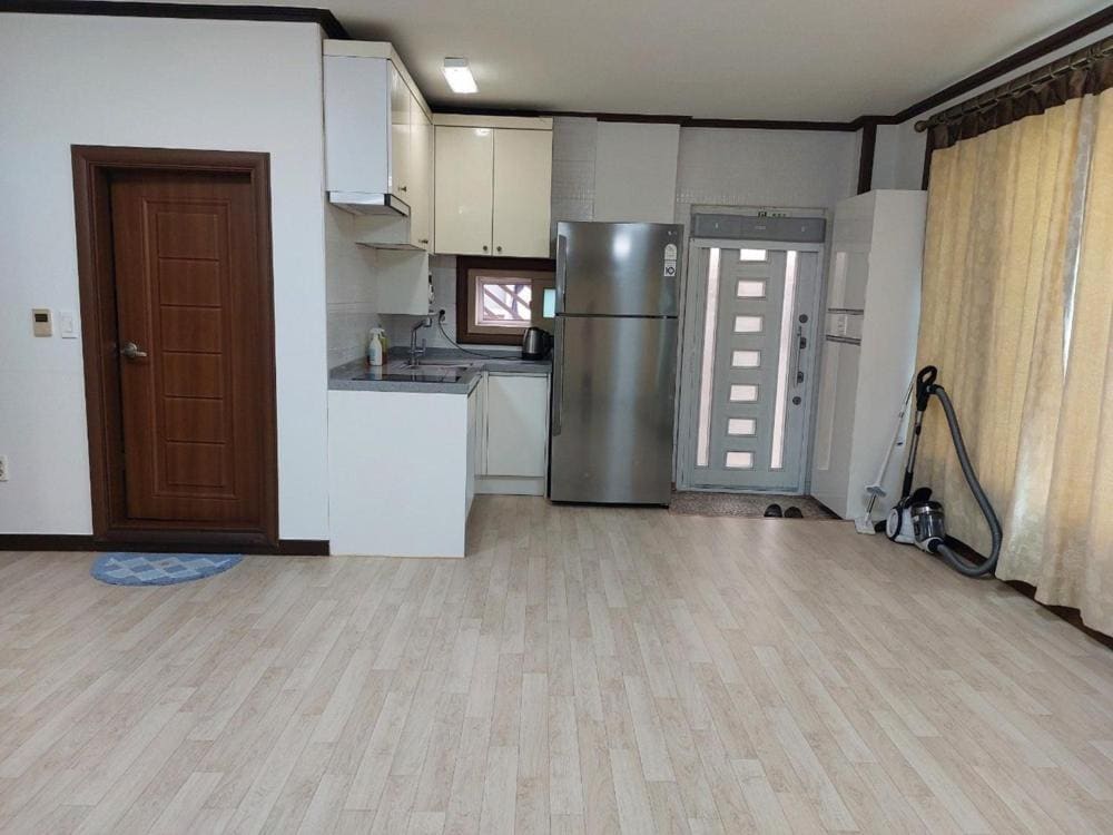 Family Room room - Image 3