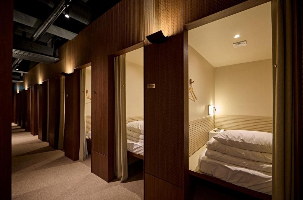Capsule - Women only room - Image 2