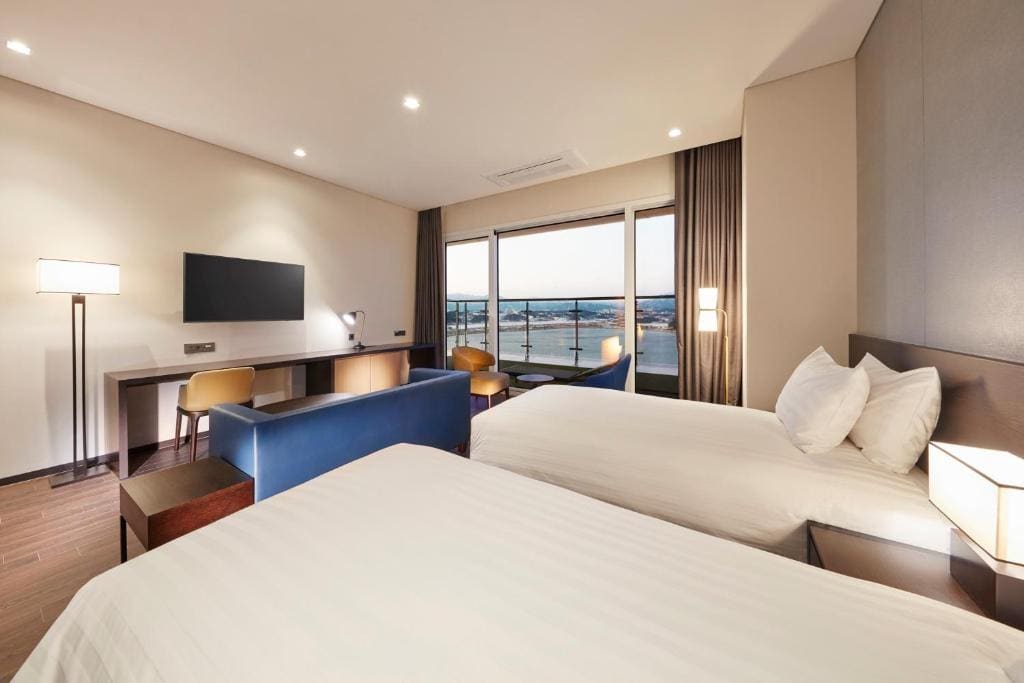 Ambassador Suite with Lake View - Free Sauna for 2 people, Jacuzzi not available room - Image 2