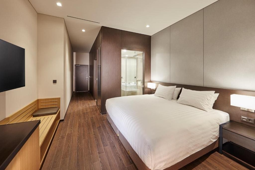 Ambassador Suite with Lake View - Free Sauna for 2 people, Jacuzzi not available room - Image 3