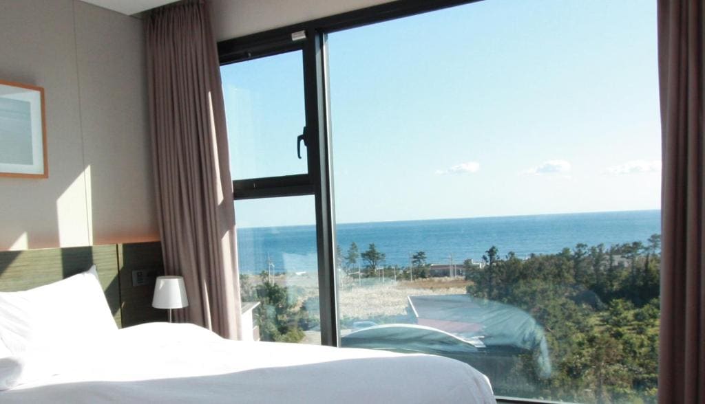 Deluxe Twin Room with Sea View room - Image 2