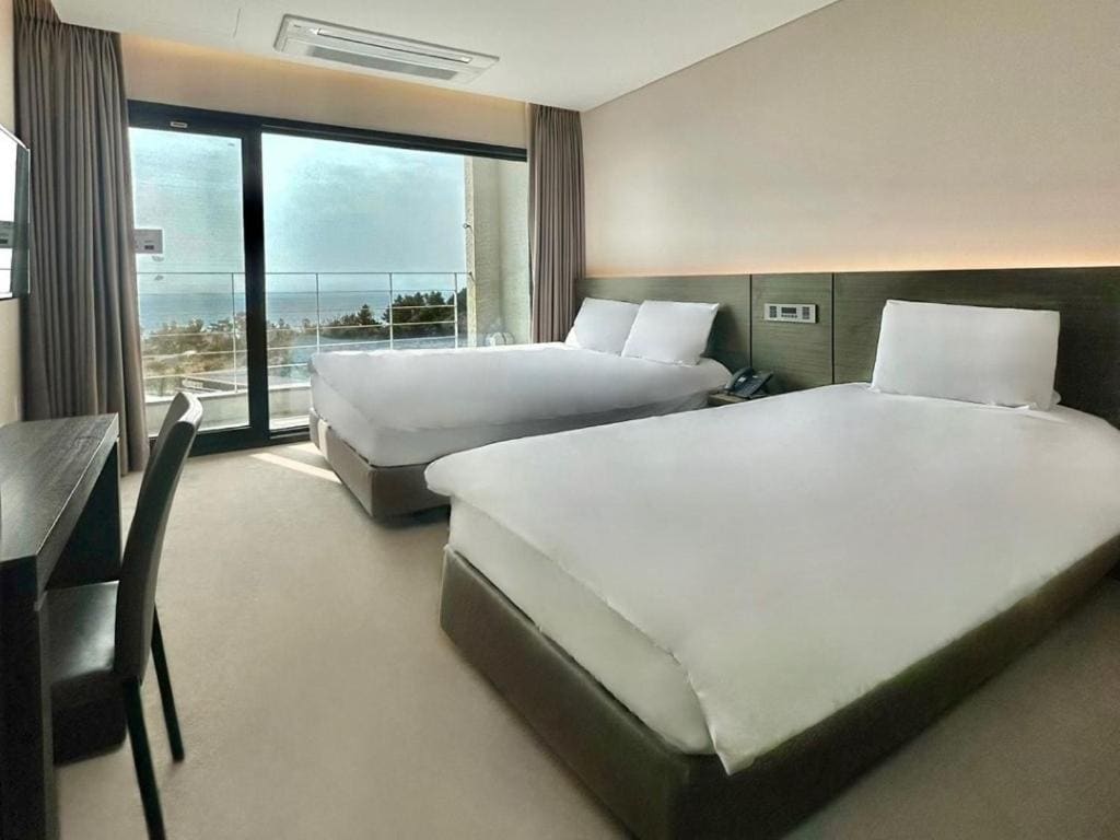 Deluxe Twin Room with Sea View room - Image 3