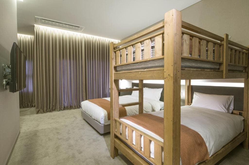 Standard Quadruple Room room - Image 2