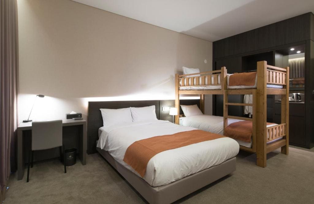 Standard Quadruple Room room - Image 1