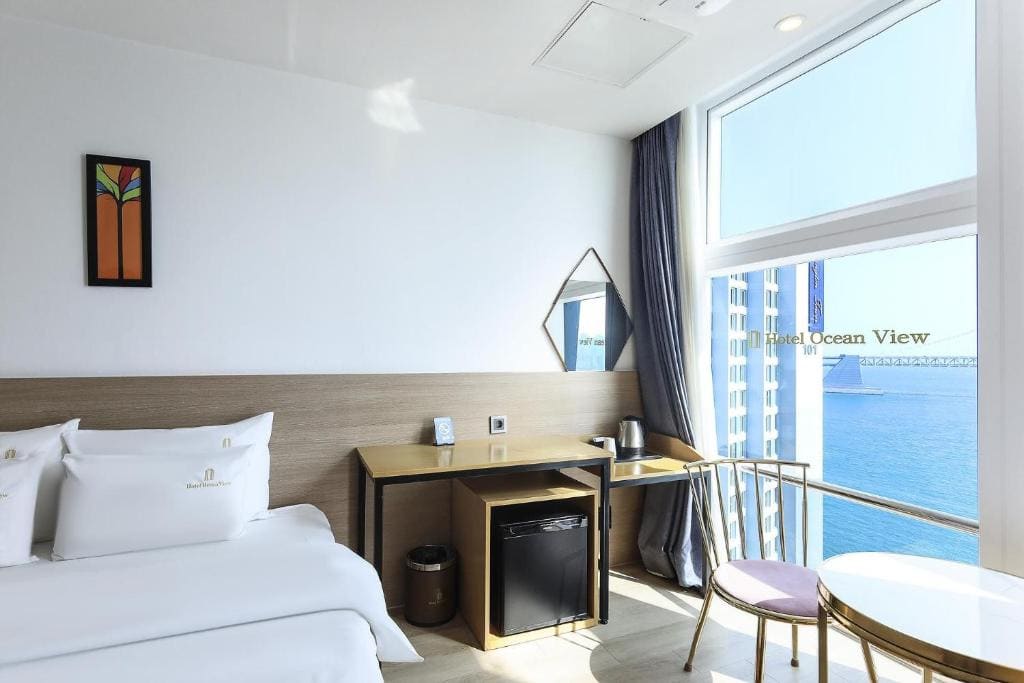 Deluxe Double Room with Side Sea View room - Image 2