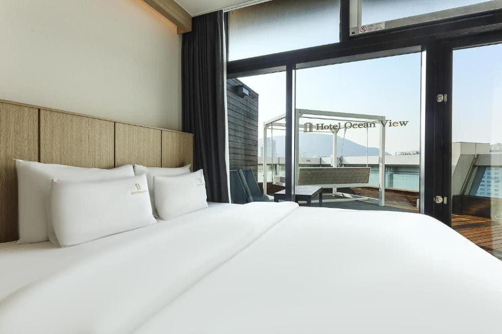 Double Room with Balcony and Sea View room - Image 3