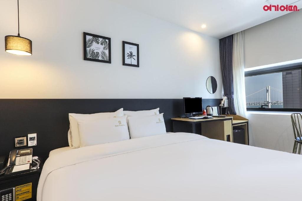 Deluxe Double Room with Sea View room - Image 2