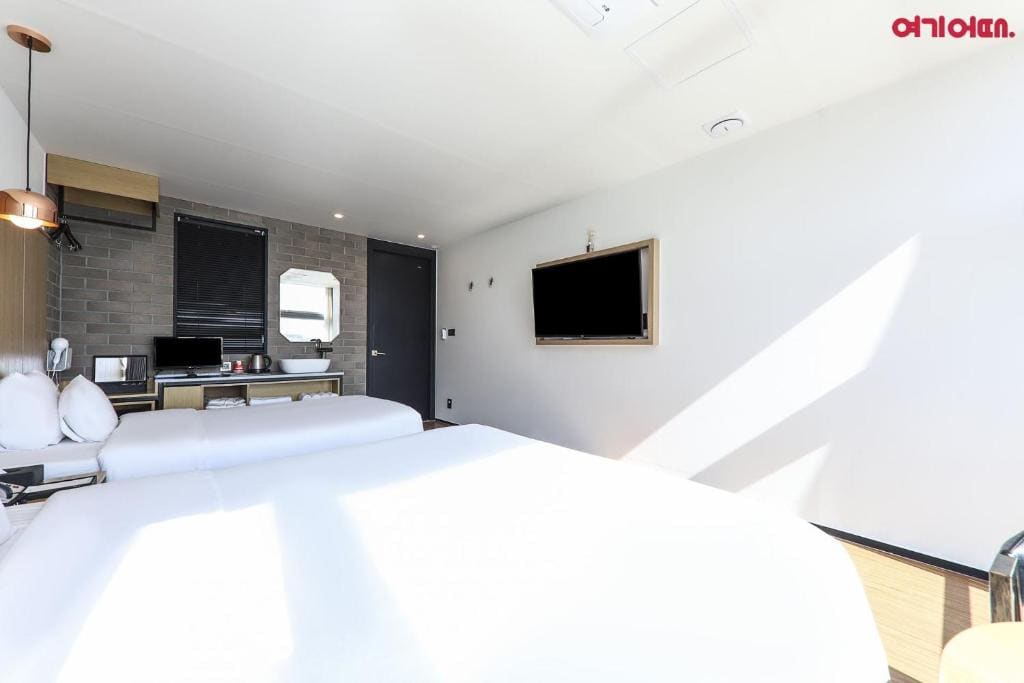 Deluxe Suite with Sea View room - Image 3