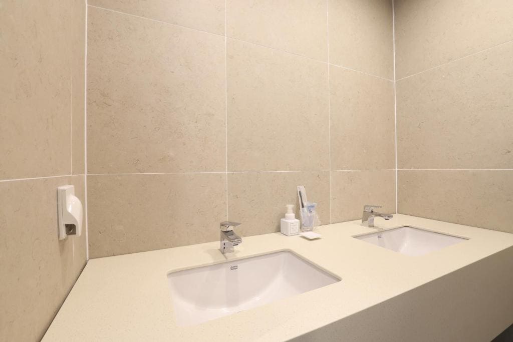 Golden Premium Twin Room with Ocean View room - Image 3
