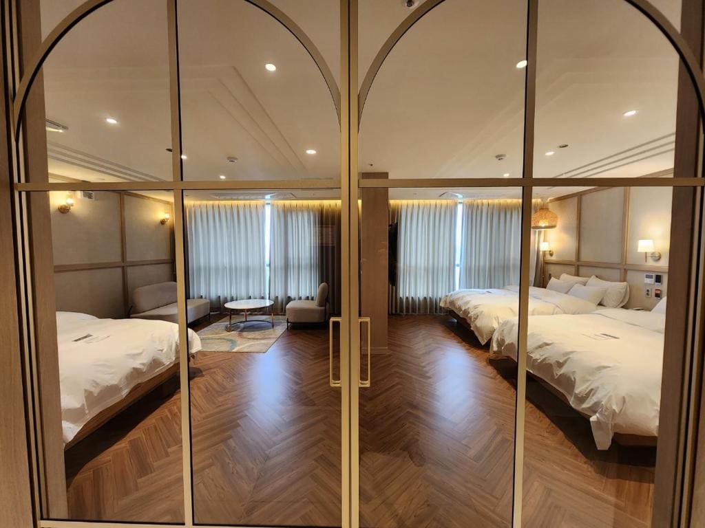 Golden Suite Twin Room with Ocean View room - Image 3