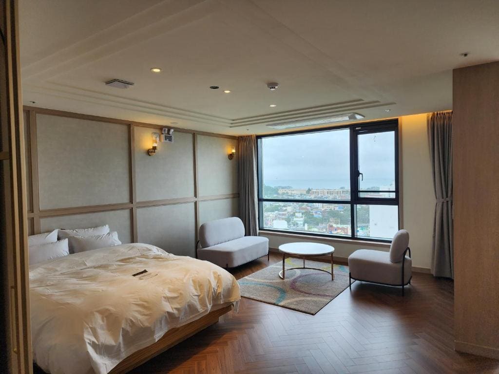 Golden Suite Twin Room with Ocean View room - Image 2