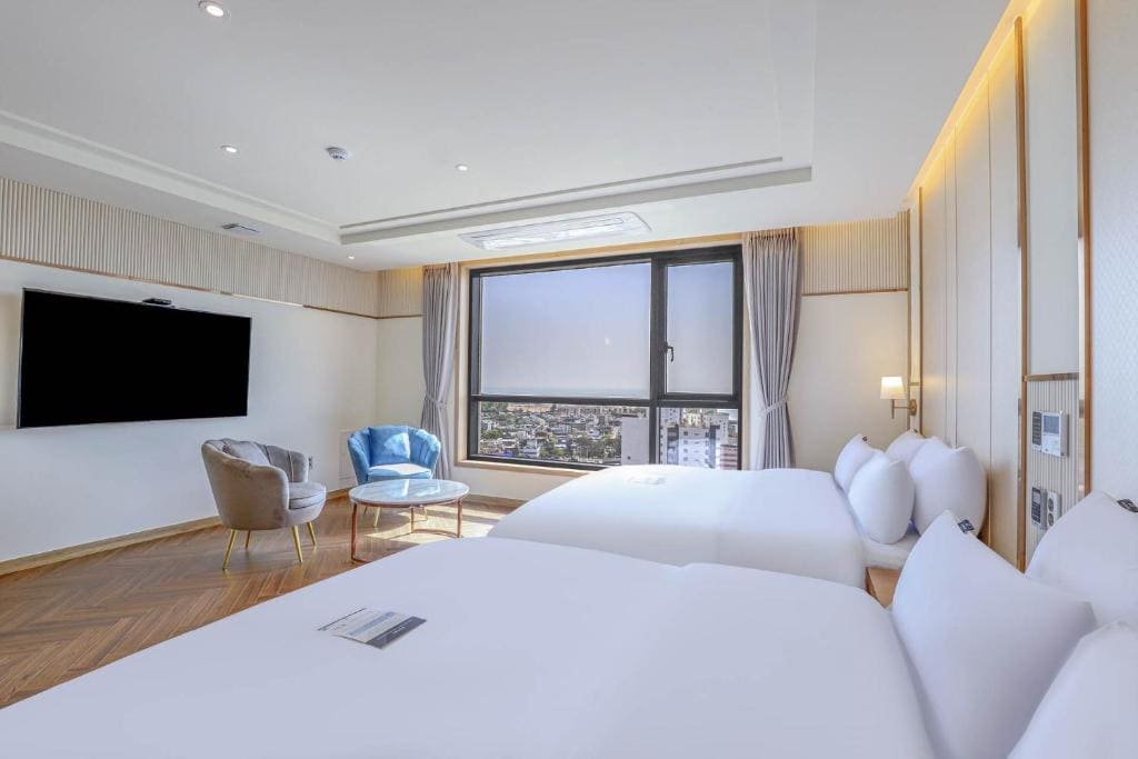 Golden Premium Twin Room with Ocean View room - Image 2
