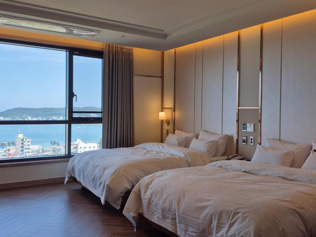 Golden Premium Twin Room with Ocean View room - Image 1