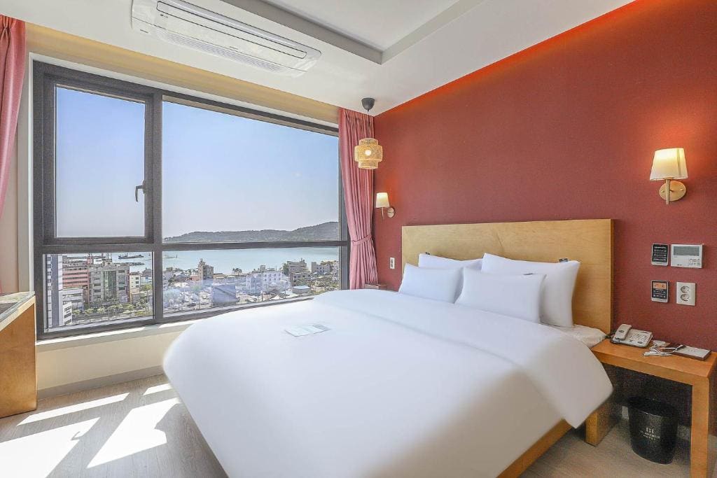 Golden Superior Double Room with Ocean View room - Image 3