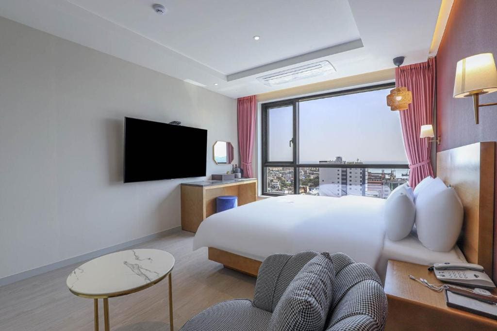Golden Superior Double Room with Ocean View room - Image 2