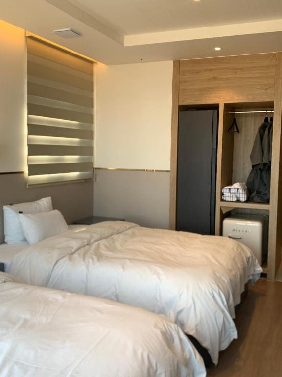 Golden Deluxe Twin Room with Half Ocean View room - Image 2